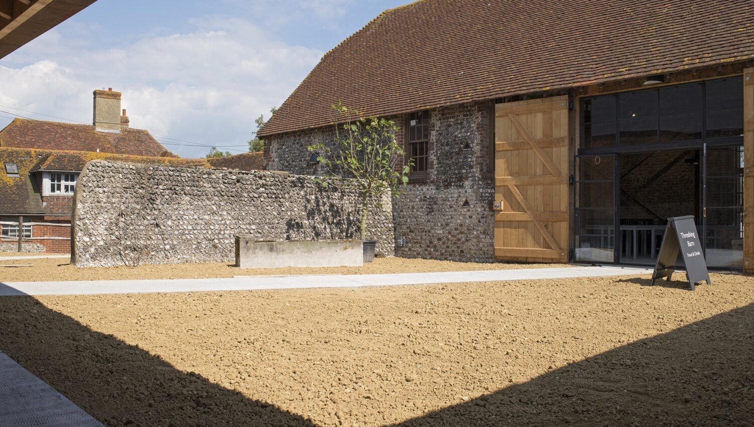 Charleston New Gallery Courtyard Axel Hesslenberg abc6ce58f5efad0c1934dff6017ddc89